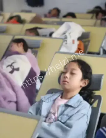 中小学生午休躺睡